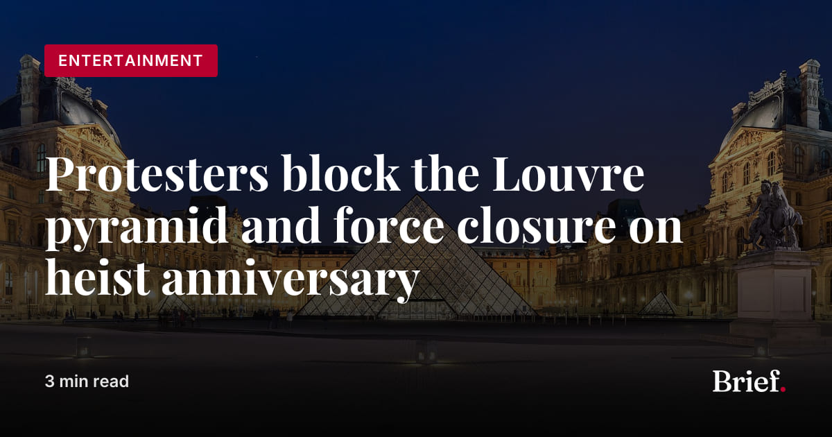 Image accompanying source report: Louvre Shut After Student Protesters Block Pyramid Entrance on Crown-Jewels Heist Anniversary